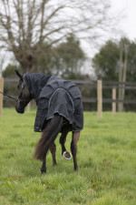 Dynastie Couverture imperméable ergonomique - Noir (Black) Dynastie Couverture imperméable ergonomique - Noir (Black)
